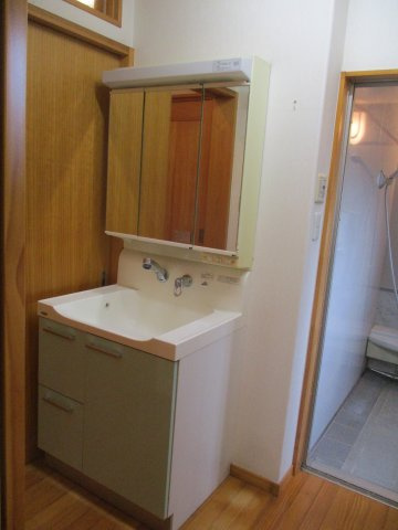 倉敷市浜ノ茶屋売家の独立洗面台|3面鏡付き洗面化粧台