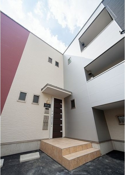 flat shivaのエントランス|建物の内部です