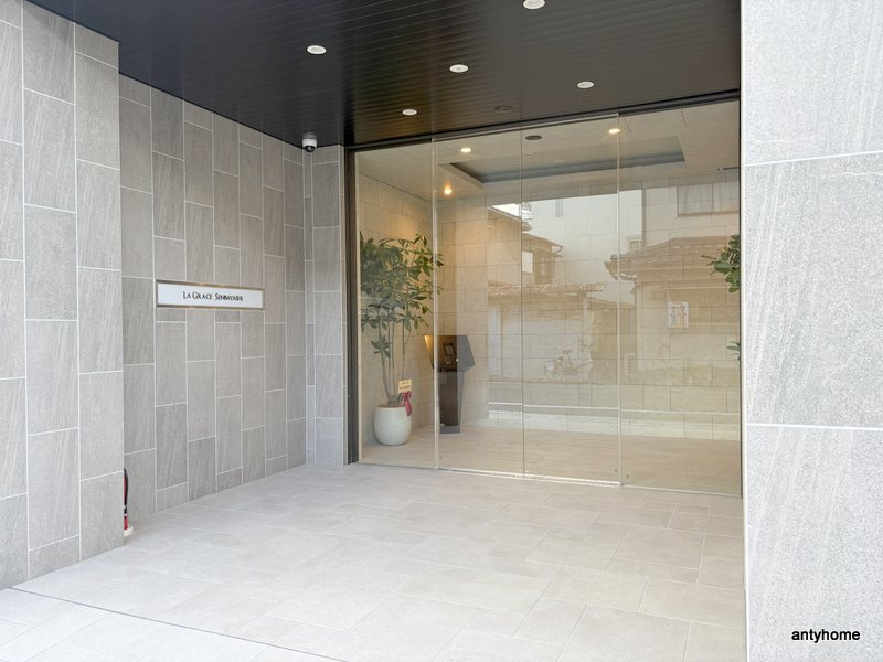 LA GRACE SENBAYASHI　仲介手数料無料のエントランス