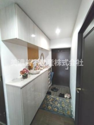 ６５５６４　テラスノバ穂積の玄関