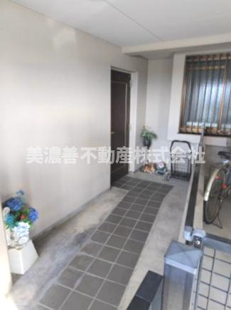 ６５５６４　テラスノバ穂積のエントランス