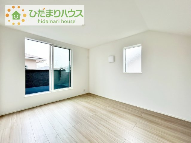 【寝室】 | 我孫子市並木9丁目24-1期　新築戸建 | バルコニーに面していて、たっぷり光りの入る明るい主寝室です！