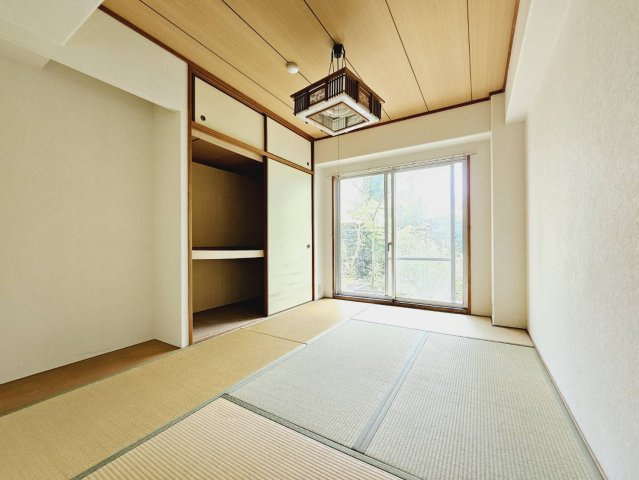 ユニハイム神戸唐櫃台3号棟の和室|■和室約6帖■押入あり■お庭の緑が鮮やかで爽やかです。
