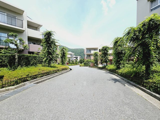 ユニハイム神戸唐櫃台3号棟のその他|■3号棟の東側道路
