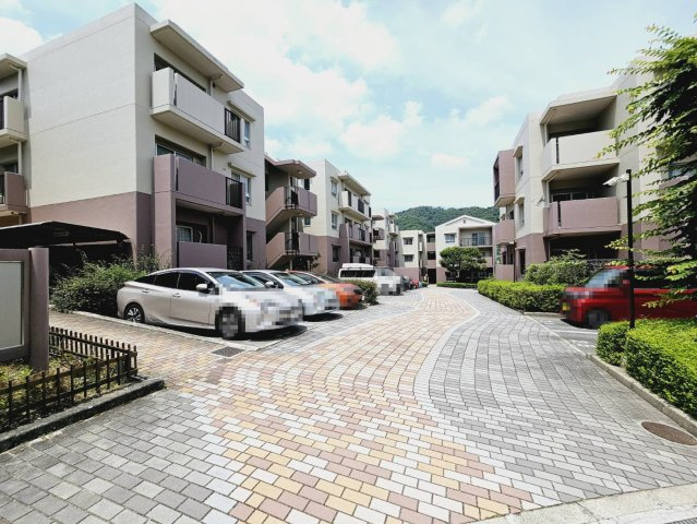ユニハイム神戸唐櫃台3号棟の駐車場|■敷地内スペースと駐車場