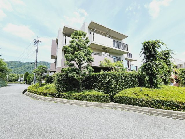 ユニハイム神戸唐櫃台3号棟の外観|■全棟総戸数153戸のビッグコミュニティ■陽光と風を感じる温かい室内＋南バルコニー