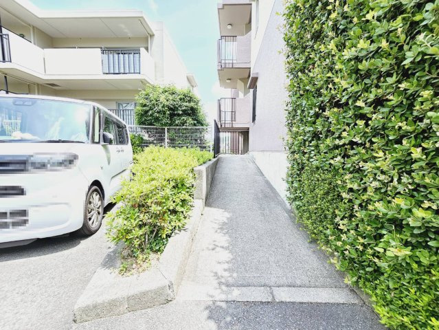 ユニハイム神戸唐櫃台3号棟のその他共用部分|■3号棟の1階スロープ■スロープがあることで、階段差はありません。