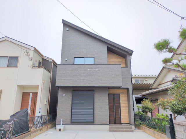 入間郡三芳町大字藤久保の新築一戸建の外観|2025年10月撮影　
住宅性能評価付きの耐震新築一戸建て。
セカンドカーにも便利な並列駐車スペース2台分！
資料請求やご見学などお気軽にお問い合わせください。