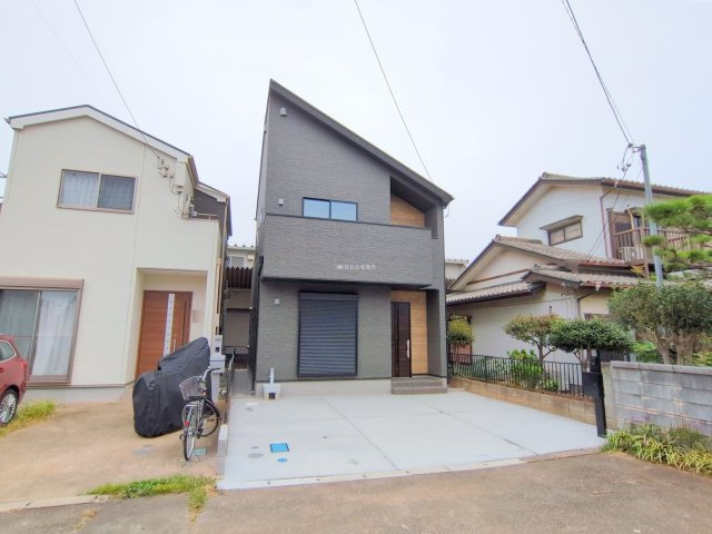 入間郡三芳町大字藤久保の新築一戸建の外観|LDK18帖、フルフラットの対面キッチンを採用した開放感あふれる空間です。
主寝室にはウォークインクローゼットを完備し、室内を広くお使いいただけます。