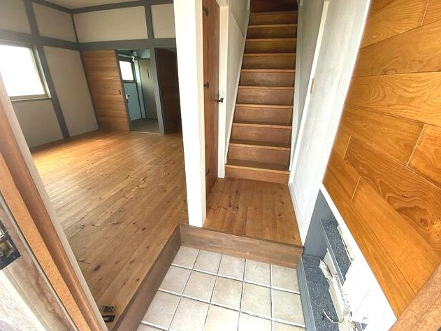 長生郡一宮町東浪見　中古戸建の玄関|敷地約160坪のサーフハウス自転車で5分でサーフポイント 土間キッチンでバーベキューが可能です