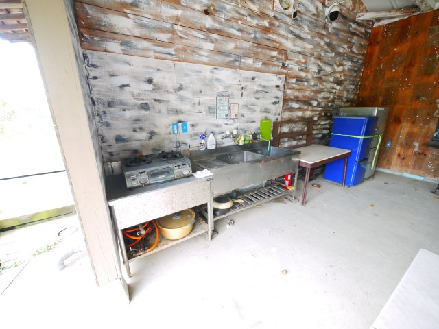 長生郡一宮町東浪見　中古戸建のキッチン|敷地約160坪のサーフハウス自転車で5分でサーフポイント 土間キッチンでバーベキューが可能です