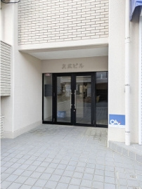 友広ビルのエントランス