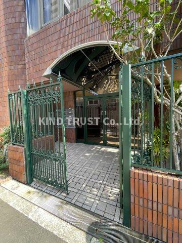 ナヴィール岩船のエントランス|建物の内部です
