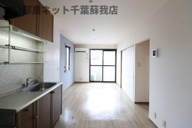 ロイヤルハウスＢの居間・リビング|ゆったり過ごせる居間です