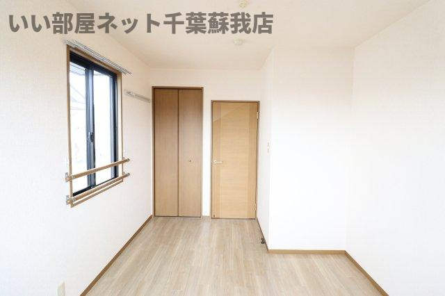 ロイヤルハウスＢの寝室|落ち着いた色調の寝室です