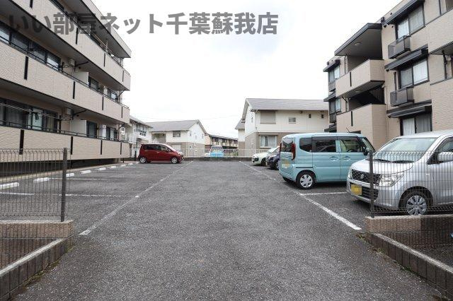 ロイヤルハウスＢの駐車場|駐車場があるので、車を買う予定の方も安心です