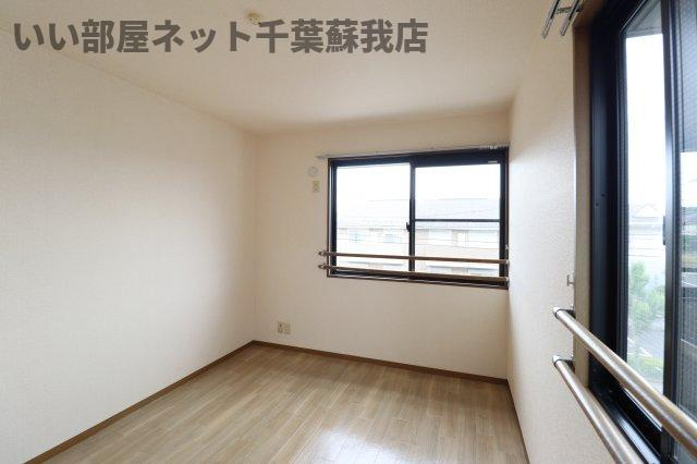 ロイヤルハウスＢの寝室|広くて明るい寝室