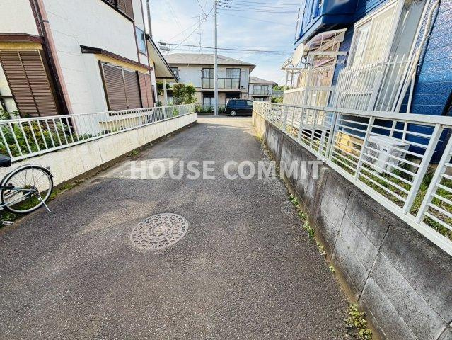 八街市八街ろ　中古戸建の前面道路含む現地写真
