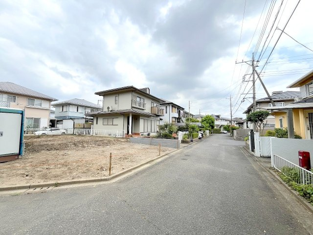 あきる野市野辺全1棟　新築戸建の前面道路含む現地写真