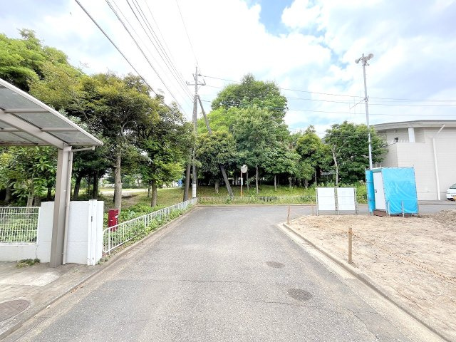 あきる野市野辺全1棟　新築戸建の前面道路含む現地写真