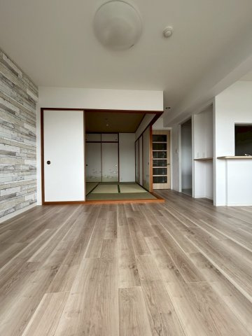 ディオ・フェルティ枚方の居間・リビング|約11.5帖のリビング。
バルコニーに面して明るく風通しの良いお部屋となっております！