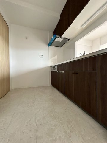 ディオ・フェルティ枚方のキッチン|3口コンロ付きシステムキッチン。
後片づけにうれしい食洗器付きです！