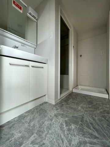 ディオ・フェルティ枚方の独立洗面台|シャワー付洗面化粧台。ワイドな鏡を備えております！