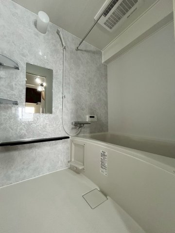 ディオ・フェルティ枚方の浴室|雨の日や冬にうれしい浴室乾燥機付きです！
ゆったり足を伸ばしてくつろげる広さがあります。