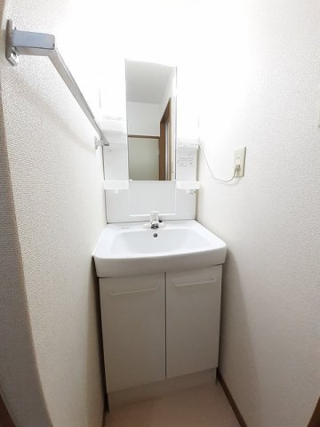 マツモトＧマンションＢの洗面所|忙しい朝には欠かせない洗面所です
