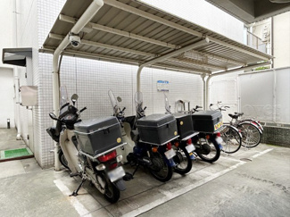 【駐車場】 | バイク置き場。空き区画の有無や駐輪料金、サイズおよび排気量規定などについては、改めてお問い合わせください。～即日のご見学可能～　お問合せはお気軽にどうぞ。