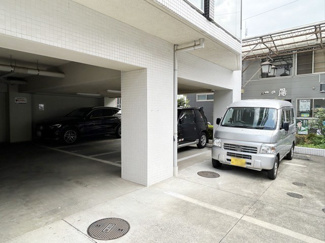 【駐車場】 | マンションの駐車場スペース。空きの有無や駐車料金、サイズ規定などについては、改めてお問い合わせください。～即日のご見学可能～　お問合せはお気軽にどうぞ。