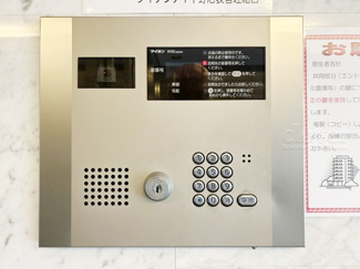 【エントランス】 | モニター（カメラ）付きのオートロックが備えられています。建物のセキュリティ能力の高さは、欠かすことのできないチェックポイントになります。～即日のご見学可能～　お問合せはお気軽にどうぞ。