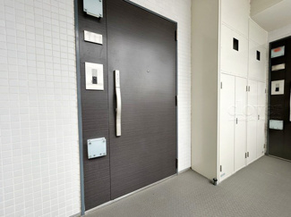 【その他共用部分】 | 皆様をお迎えする、お部屋の玄関ドア。開けやすさや開放角度、ドアノブの操作しやすさや鍵の形状などを、現地で一度ご確認ください。～即日のご見学可能～　お問合せはお気軽にどうぞ。