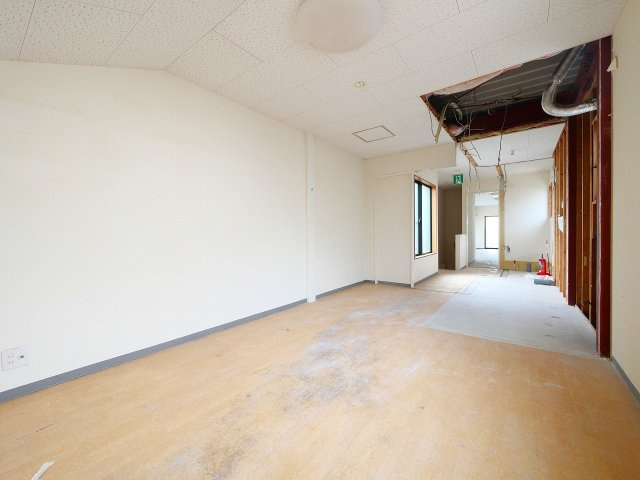 奈良市中院町店舗の内装
