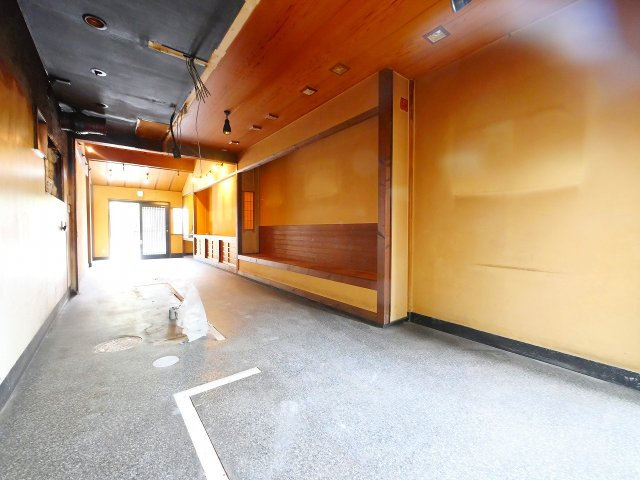 奈良市中院町店舗の内装