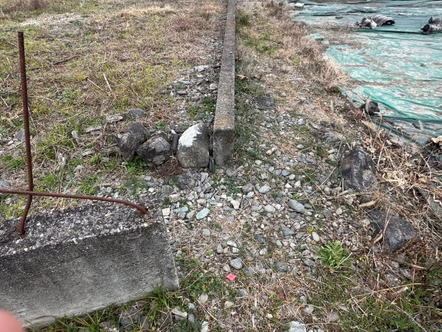 大生院 栗林　売土地の外観|隣接地との境界が明確で、建築計画がスムーズに進む安心感のある区画です。周辺はのどかな住宅地で、建物同士の密度が低いため、圧迫感を感じることなく過ごせます。