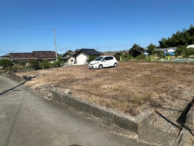 大生院 栗林　売土地の外観|建築条件がない更地のため、すぐに具体的なプランニングを開始でき、お好みの工務店でこだわりを形にできます。250万円という価格を活かし、浮いた予算で太陽光発電や高性能な設備を導入する選択も可能です。