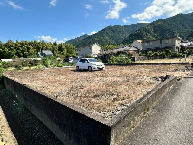 大生院 栗林　売土地の外観|101坪を超える広大な敷地は、平坦で無駄なく活用できるため、平屋の建築や広い庭、ドッグランなど多様な要望に応えます。山を望む開放的な景観が、暮らしの中に四季の彩りと安らぎを添えてくれる場所です。