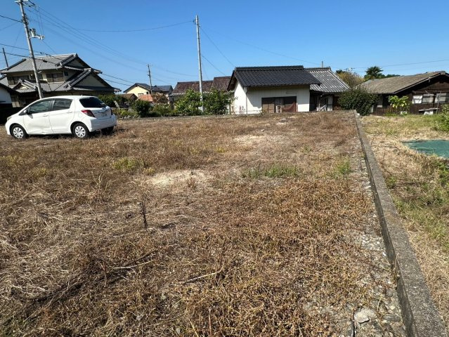 大生院 栗林　売土地の外観|周辺はのどかな住宅地で、建物同士の密度が低いため、圧迫感を感じることなく過ごせます。全体図からわかる通り、100坪超の広さは地域内でもゆとりがあり、将来にわたって開放的な住環境を維持しやすい立地です。