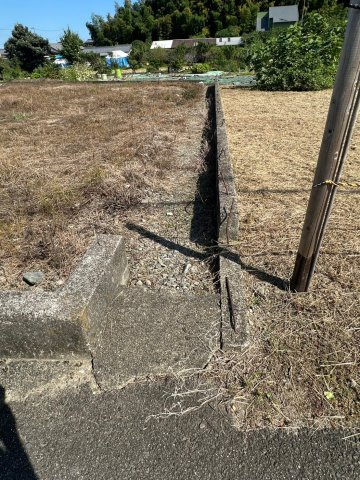 大生院 栗林　売土地の外観|隣接地との境界が明確で、建築計画がスムーズに進む安心感のある区画です。広さを活かした平屋プランも無理なく収まり、庭と室内が一体となったような開放的な空間づくりを、この100坪超の敷地が実現します。