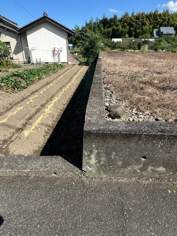 大生院 栗林　売土地の外観|境界確定済みで安心して購入でき、100坪超の広さは隣地との距離を保った配置を可能にします。プライバシーを守りながら、リビングから美しい山並みを眺める、のびのびとした時間を家族で楽しめます。