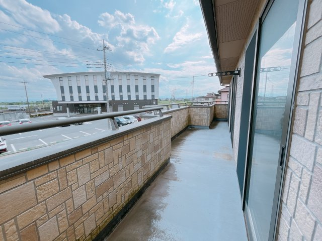 【中古戸建】太田市亀岡町のバルコニー|普通のバルコニーより広い仕様のワイドバルコニー。洗濯物やお布団だけでなく雨の日にたまった洗濯物はもちろん、プランターを置くことで家庭菜園も可能です♪
