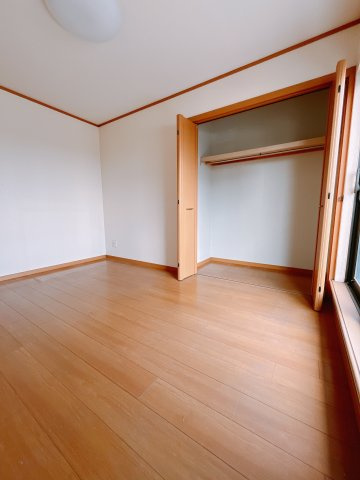 【中古戸建】太田市亀岡町の洋室|ダブルベッドを置いても充分な広さを2Ｆのお部屋に設けております。お子様と家族みんなで寝るのも夢じゃありません♪窓からは光が差し込むので日中でも明るいお部屋です。