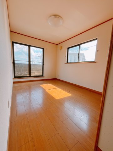 【中古戸建】太田市亀岡町の洋室|ママ友が来ても子供達には子供部屋で遊んでいてもらうことができます。ママ達はリビングで楽しくおしゃべりに華を咲かせながら気兼ねなく盛り上がれます♪