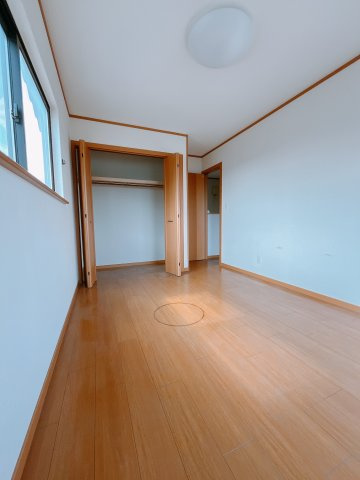【中古戸建】太田市亀岡町の洋室|子供部屋のメリットは「自立心を養うことができる」「自分で整理整頓できるようになる」そして、お子様が成長した際には「プライバシーを確保できる」といい事だらけ♪