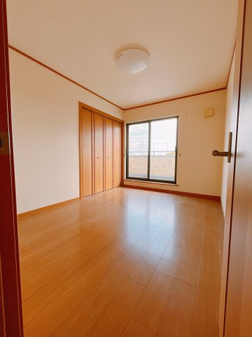 【中古戸建】太田市亀岡町の洋室|こちらの広々とした洋室は将来的に2つに分けることも可能です。最初は広い遊び部屋としてお使いいただき、お子様が増えた場合などは壁を設けてそれぞれのお部屋としてお使いいただけます♪