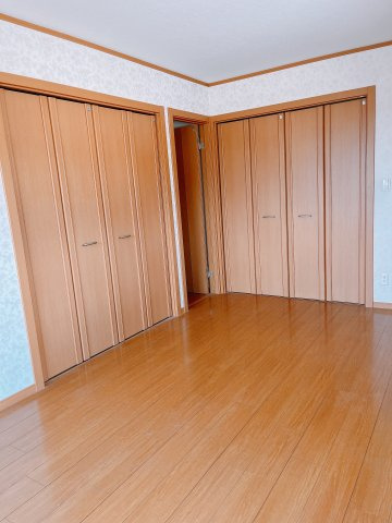 【中古戸建】太田市亀岡町の洋室|子供部屋のメリットは「自立心を養うことができる」「自分で整理整頓できるようになる」そして、お子様が成長した際には「プライバシーを確保できる」といい事だらけ♪