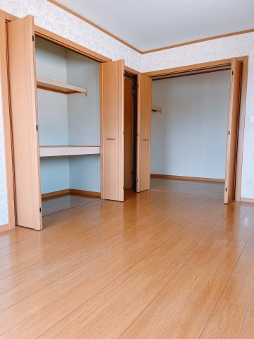 【中古戸建】太田市亀岡町の洋室|こちらの広々とした洋室は将来的に2つに分けることも可能です。最初は広い遊び部屋としてお使いいただき、お子様が増えた場合などは壁を設けてそれぞれのお部屋としてお使いいただけます♪