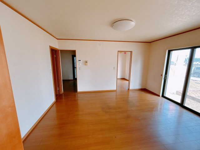 【中古戸建】太田市亀岡町の居間・リビング|家族とのコミュニケーションがとりやすく絆が深まります。