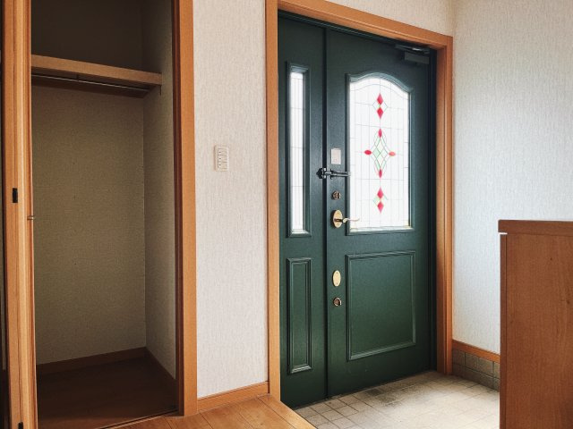 【中古戸建】太田市亀岡町の玄関|毎日の「いってらっしゃい」や「お帰りなさい」を大切なご家族と過ごす玄関は〈使いやすさ〉を追求しております。玄関横の物入は急な来客時でもさっとお片付けできるスペースを確保しています。